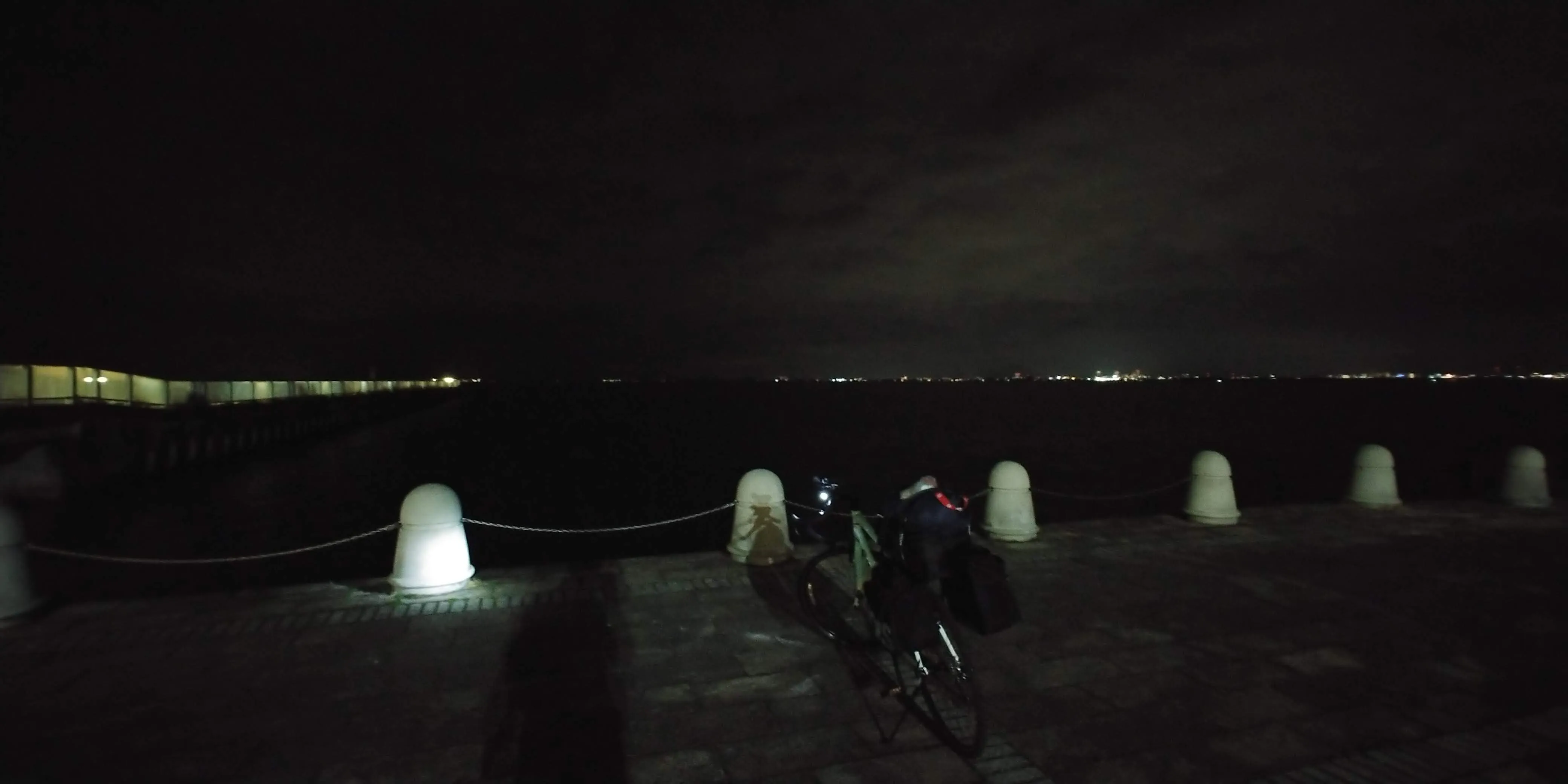 夜の琵琶湖畔を走る